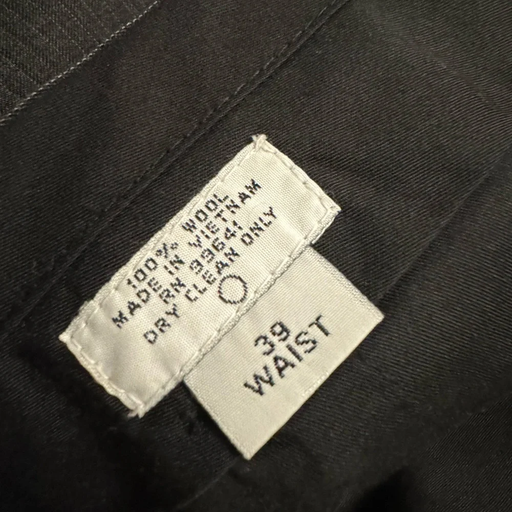 Linea Uomo Dark Gray Pinstripe 2pc Suit Size 44L